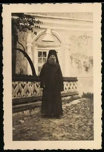 Fotografie Orthodoxer Geistlicher im schwarzen Gewand