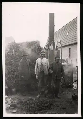 Fotografie unbekannter Fotograf, Ansicht Langwedel / Pohlsee, Bauern mit Dampfgarer für Viehfutter 1940