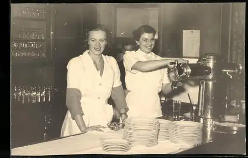 Fotografie M. Eggers-Adler, Hamburg, Gasthaus Innenansicht, junge Schankdamen zapfen Bier