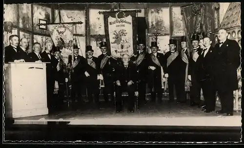 Fotografie Mitglieder eines Hamburger Verein's bei einer Versammlung zu Ehren eines Mitglied's