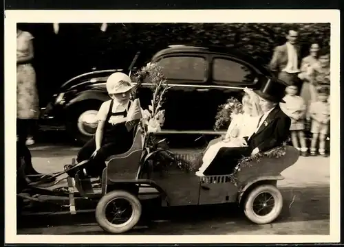 Fotografie Auto Volkswagen VW Käfer, Kinder in kleiner Hochzeitskutsche daneben