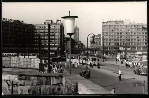 Fotografie unbekannter Fotograf, Ansicht Berlin, Alexanderplatz, Hotel der Stadt Berlin, Strassenbahn