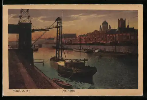 AK Neuss /Rh., Hafenpartie mit Frachter und Stadtpanorama