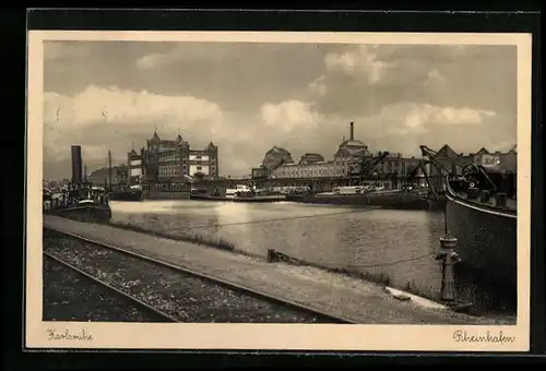 AK Karlsruhe i. B., Rheinhafen mit Bahnschienen und Blick auf Gebäude