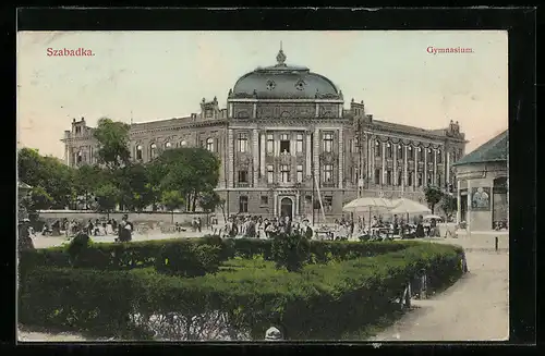 AK Szabadka, Gymnasium mit Platz und Strassencafe