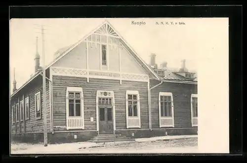 AK Kuopio, Holzhaus mit Giebelverzierung, Strassenansicht