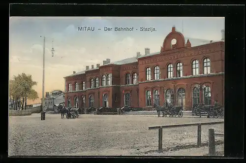 AK Mitau, Stazija, Pferdekutschen stehen vor dem Bahnhof