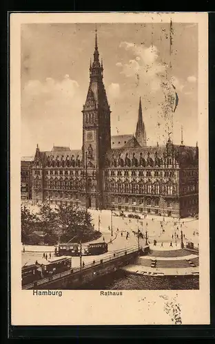 AK Hamburg, Strassenbahnen vor dem Rathaus
