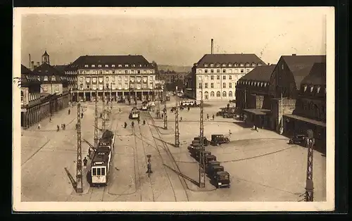 AK Karlsruhe i. B., Bhnhofplatz mit Strassenbahnen aus der Vogelschau