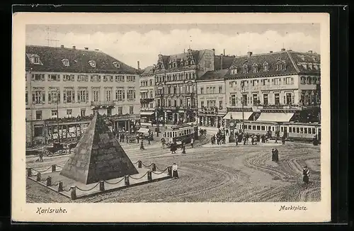 AK Karlsruhe, Marktplatz mit Pyramide und Strassenbahnen
