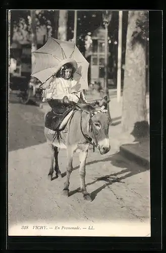 AK Vichy, En Promenade