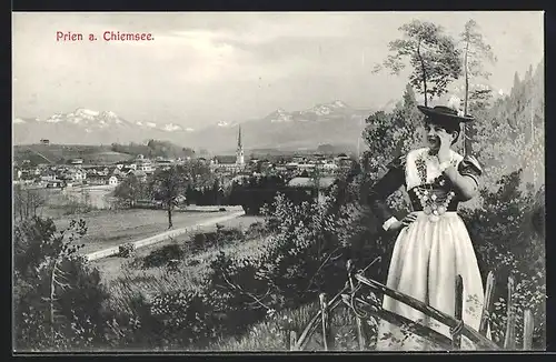 AK Prien /Chiemsee, Ortsansicht mit Alpenpanorama und Trachtenmädchen