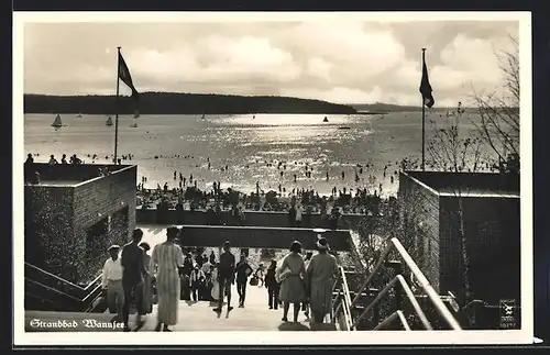 AK Berlin, Besucher auf dem Abgang zum Strandbad Wannsee