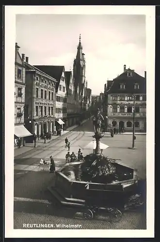 AK Reutlingen, Blick über den Brunnen in die Wilhelmstrasse