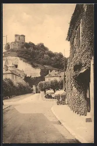 AK La Roche-Guyon, Strassenpartie mit Burgblick