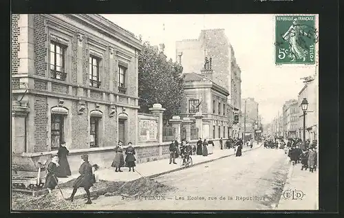 AK Puteaux, Les Ecoles, rue de la Republique