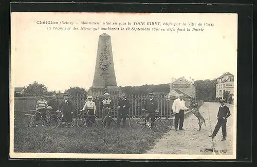 AK Cahtillon, Monument situé en face la Tour Biret, Radfahrer vor dem Denkmal