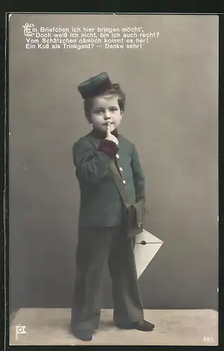 AK Knabe in Briefträgeruniform mit einem Brief in der Hand