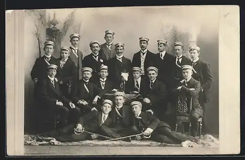 AK Studenten in vollem Wichs mit Degen