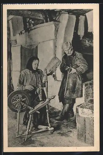 AK Frau mit Kopftuch am Spinnrad und Mann