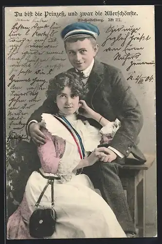 AK Student mit Schirmmütze umarmt seine Frau