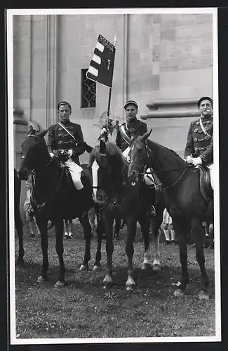 AK Drei Studenten mit Fahne auf Pferden, studentische Szene