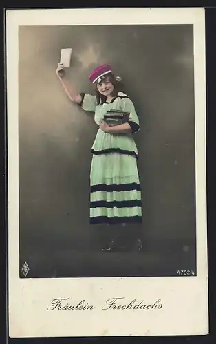 AK Fräulein Frechdachs mit einem Brief, studentische Szene
