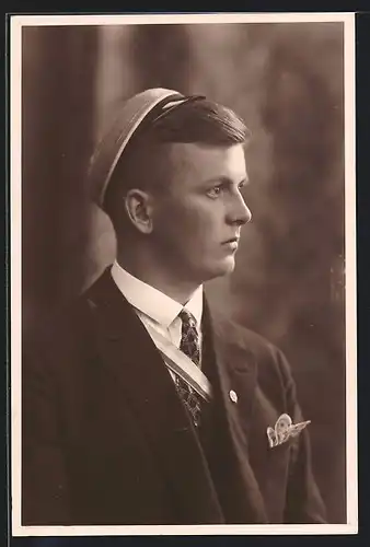 Foto-AK Student im Anzug mit Schirmmütze und Schärpe