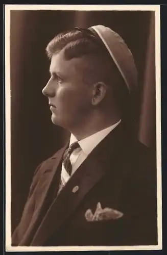 Foto-AK Student im Anzug mit Schirmmütze, studentische Szene