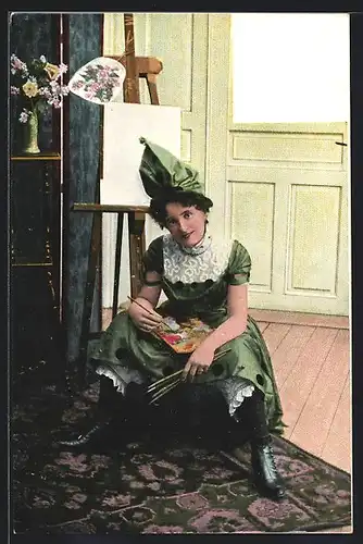 AK Malerin im grünen Kleid sitzt an der Staffelei
