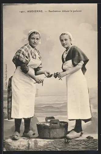 AK Audierne, Sardinières étêtant le poisson, Zwei Fischerinnen in Holzschuhen