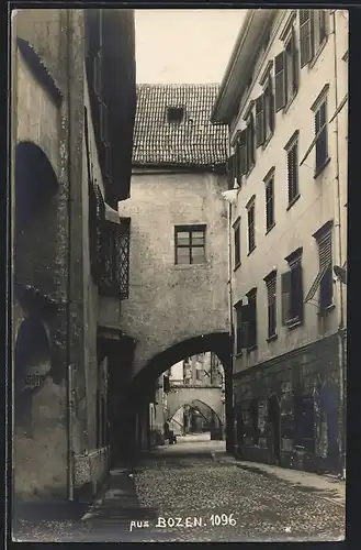 AK Bozen, Strassenpartie mit Stützbögen