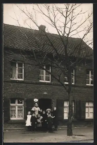 Foto-AK Köln-Merheim, Gebäude mit Kindern im Jahr 1912