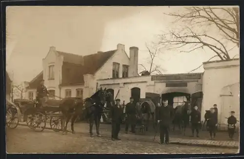 Foto-AK Kellinghusen, Hufschmiede mit Kutsche und kleiner Versammlung