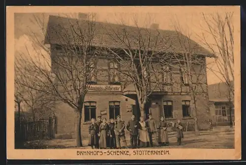 AK Stotternheim /Th., Gasthof Bahnhofs-Schenke mit Wirtspaar und Soldaten