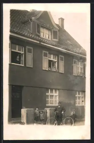 Foto-AK Osterfeld /Oberhausen, Haus Waisenhausstrasse 45 mit Bewohner-Familie, 1926