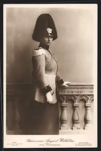 AK Prinzessin Alexandra Viktoria von Prinz August Wilhelm von Preussen in militärischer Reiteruniform mit Gerte