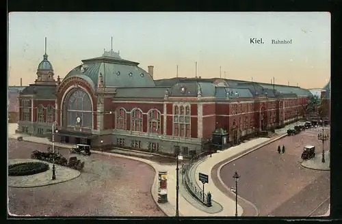 Goldfenster-AK Kiel, Bahnhof mit leuchtenden Fenstern
