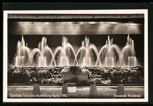 AK Berlin, Deutsche Industrie-Ausstellung, 1952, Tanzende Fontänen mit Pflanzen