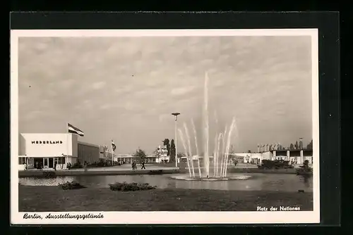 AK Berlin-Charlottenburg, Deutsche Industrie-Ausstellung 1956, Ausstellungsgelände, Platz der Nationen mit Fontäne