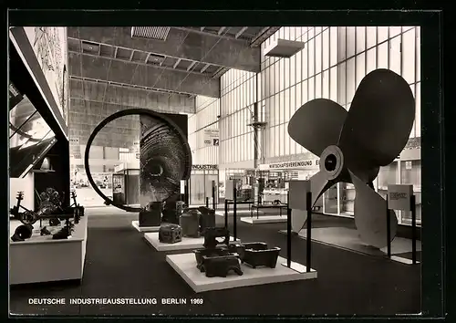 AK Berlin, Deutsche Industrieausstellung 1969, Innenansicht Ausstellungshalle