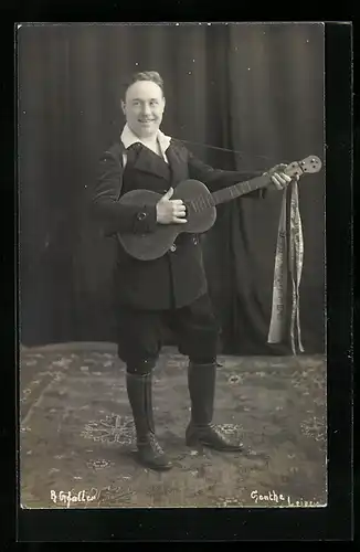 AK Wandersmann mit Gitarre vor einer Studiokulisse musizierend