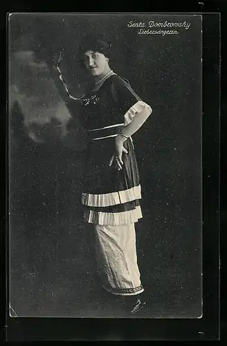 AK Liedsängerin Senta Dombrowsky in einem Bühnenkostüm