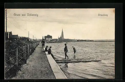 AK Schleswig, Strandweg mit Passanten