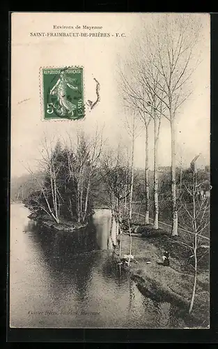 AK Saint-Fraimbault-de-Prières, Uferpartie mit Passanten
