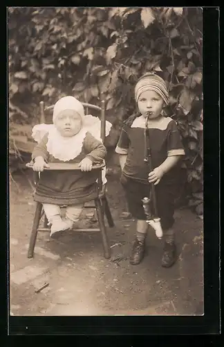 Foto-AK Kind mit Tabakspfeife und einem Kleinkind