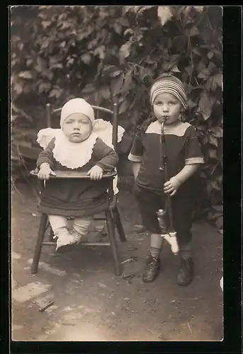 Foto-AK Kind mit Tabakspfeife und einem Kleinkind