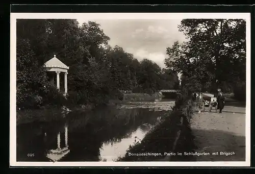 AK Donaueschingen, Partie im Schlossgarten mit Brigach