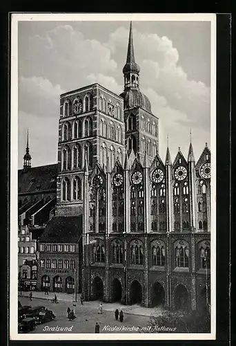 AK Stralsund, Nicolaikirche mit Rathaus und Passanten