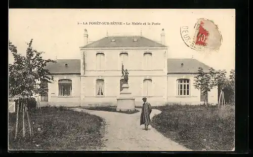 AK La Forêt-sur-Sèvre, La Mairie et la Poste